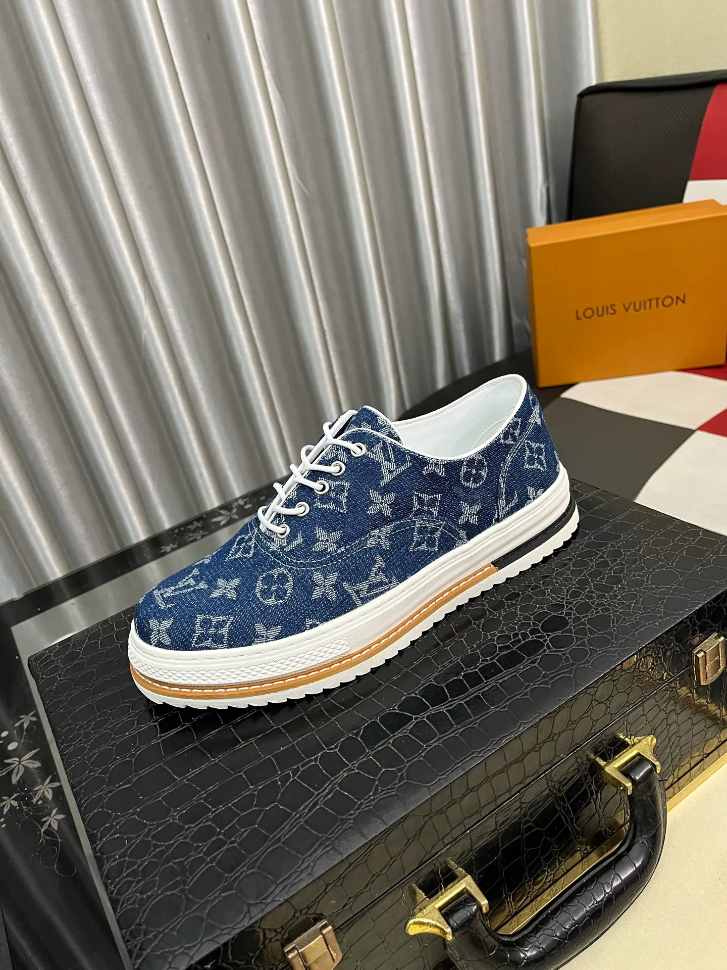 Men's Men's Shoes 💰420⌚️⌚️🇮🇹🇮🇹LV Louis Vuitton. The latest trendy casual shoes are popular in physical stores in sizes 38-44. New spring and summer comfortable imported custom original cowhide, unique jacquard fabric element design. Paired with sheepskin lining, Lv original bottom, [taiyang][taiyang] high-end packaging and high quality💪Details determine the quality, you can enter and leave the counter at will, welcome to compare🇮🇹